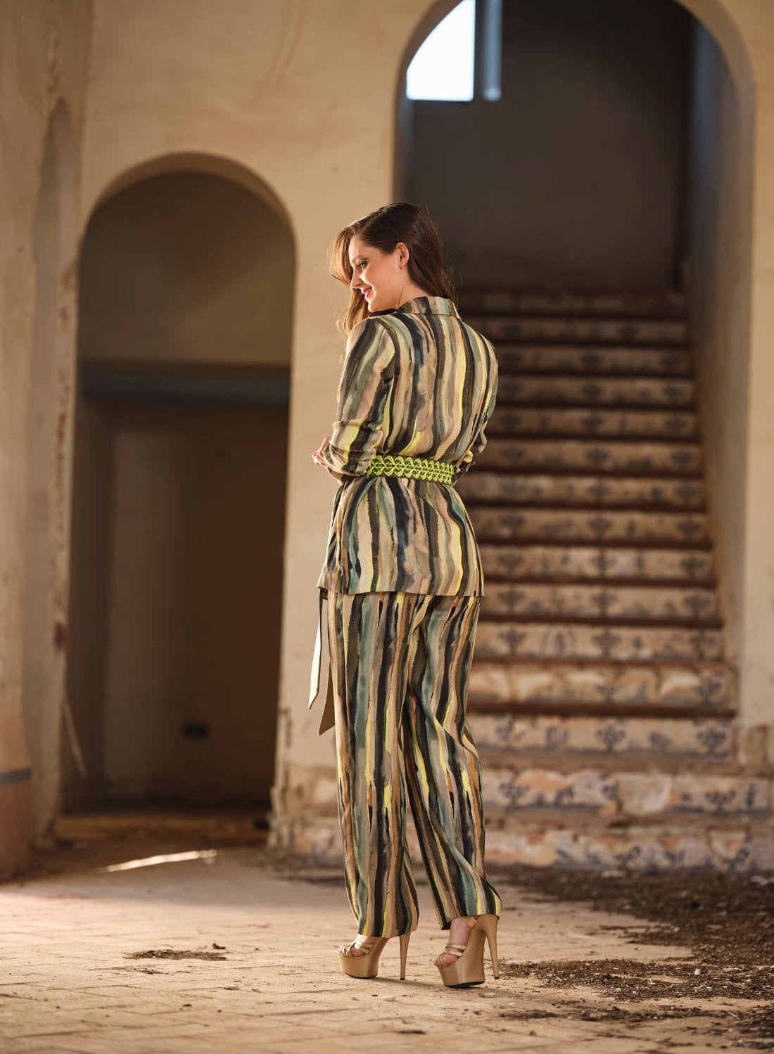 TRAJE MIRAVIA
