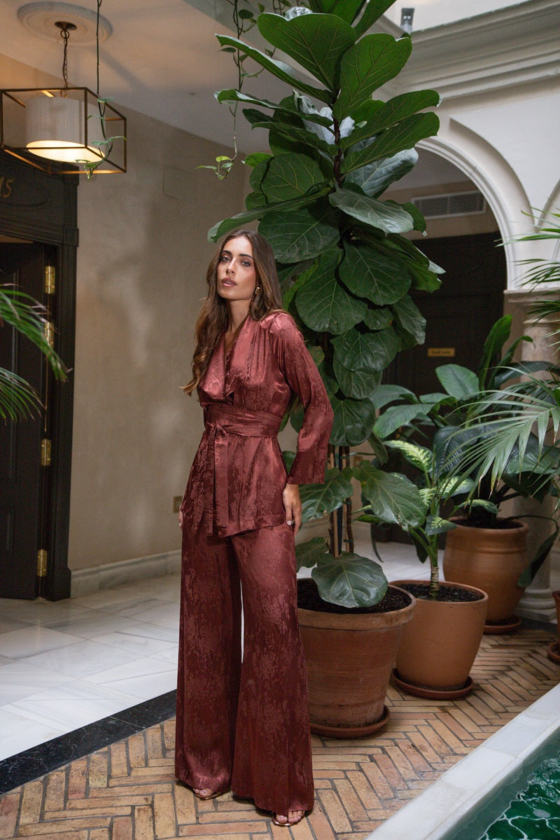 TRAJE OCRE